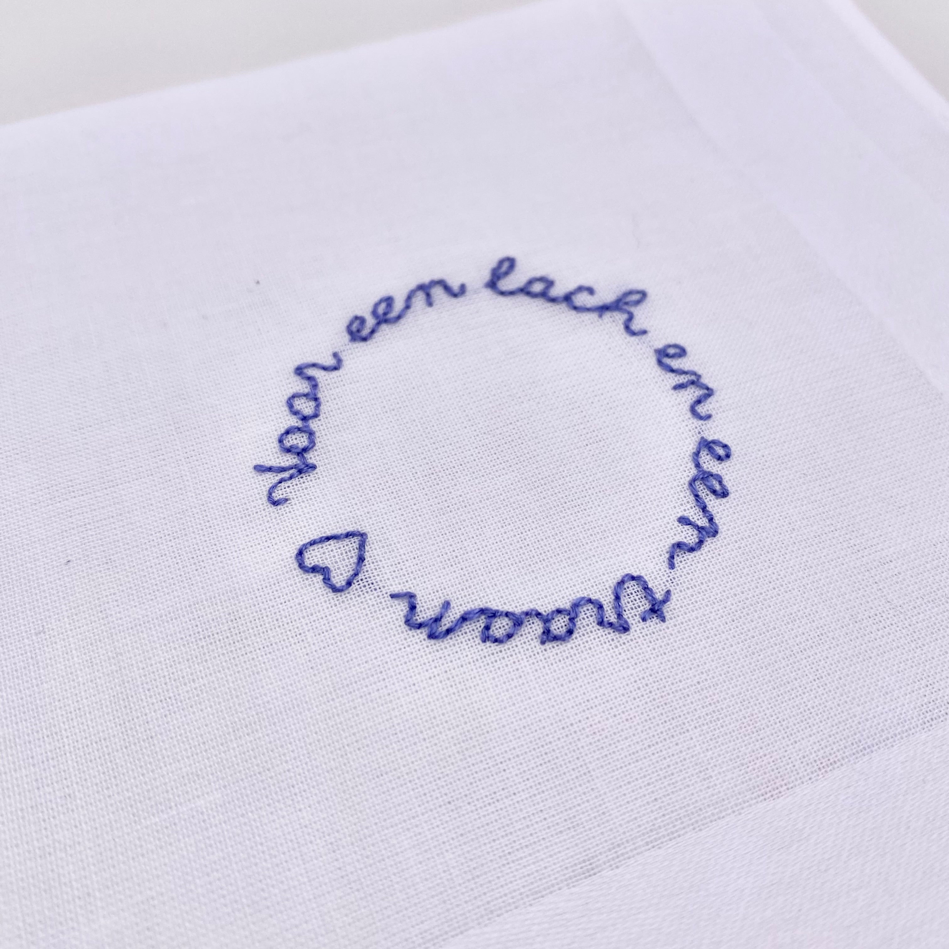 Geborduurde zakdoek 'Voor een lach en een traan'