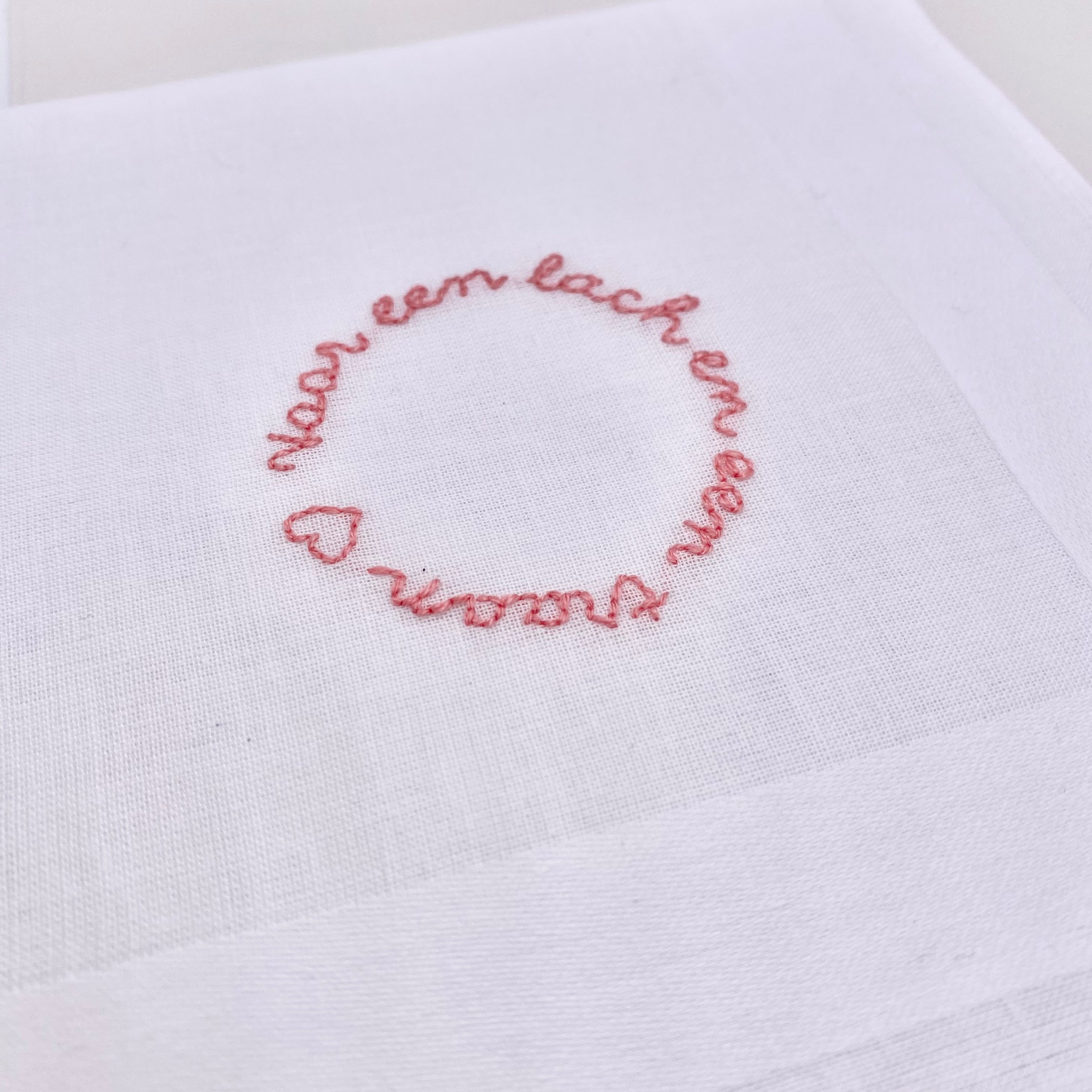 Geborduurde zakdoek 'Voor een lach en een traan'